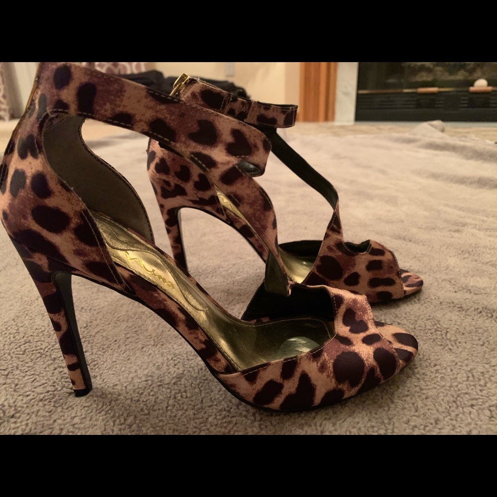 Size 6 leopard heels